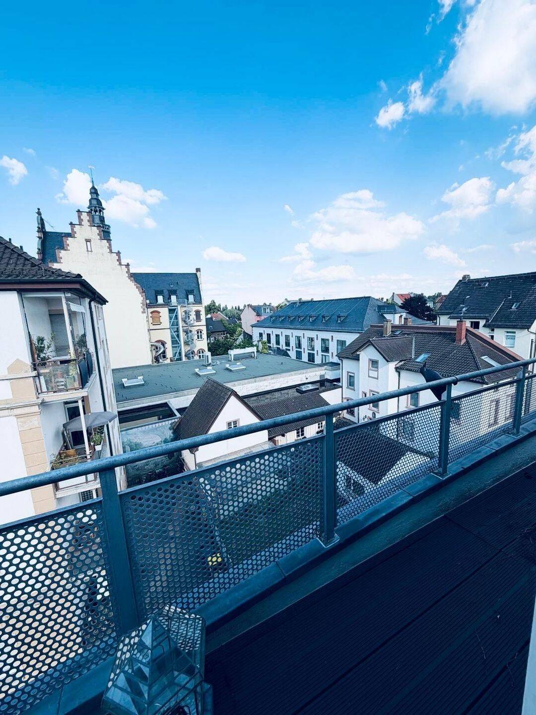 Lichtdurchflutete 3-Zimmer-Wohnung mit zwei Balkonen und Garage, 60386 Frankfurt am Main (Bornheim Fechenheim Riederwald Seckbach)