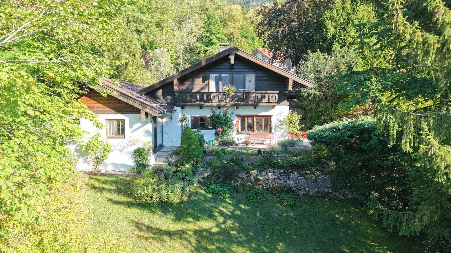 Landhaus in traumhafter uvbb. Panoramalage auf leichter Anhöhe in Marquartstein – Renovierungsbed., 83250 Marquartstein