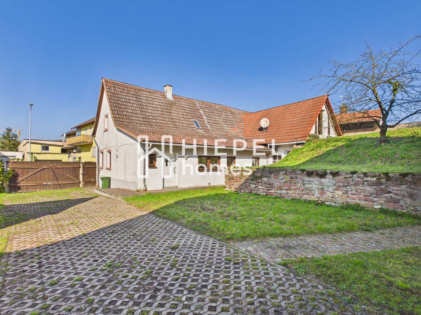 Einfamilienhaus mit Scheune und großem Grundstück in Hördt, 76771 Hördt