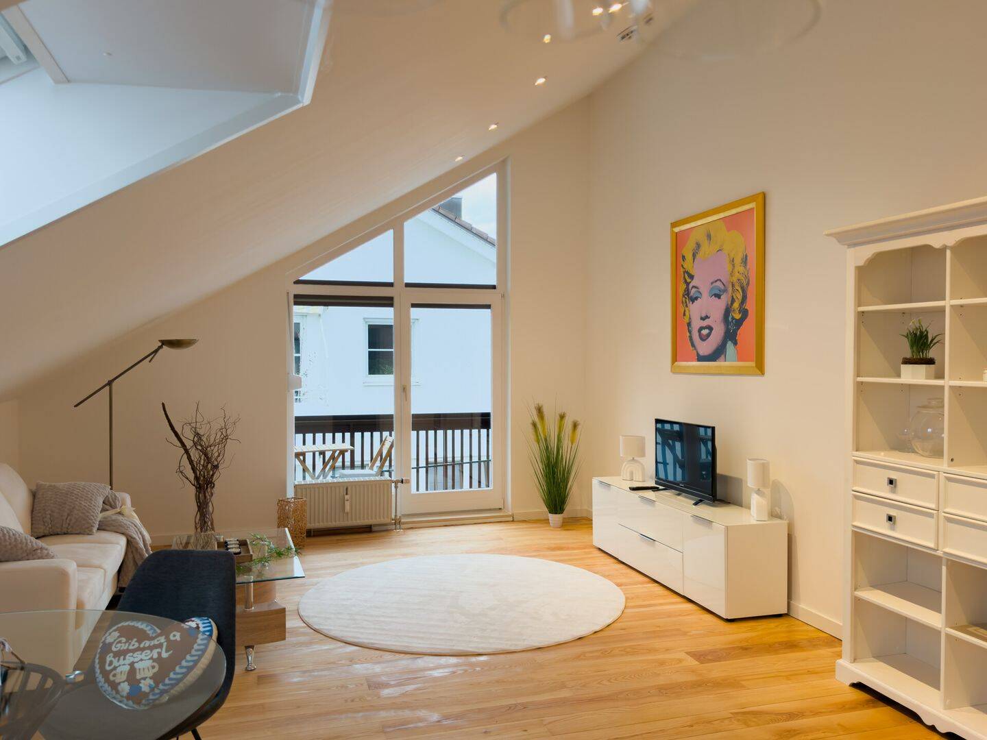 Frisch saniert und möbliert: 2-Zimmer-Wohnung mit Hobbyraum fürs Home-Office und TG-Stellplatz, 81477 München (Thalk. Obersendl.-Forsten-Fürstenr.-Solln)