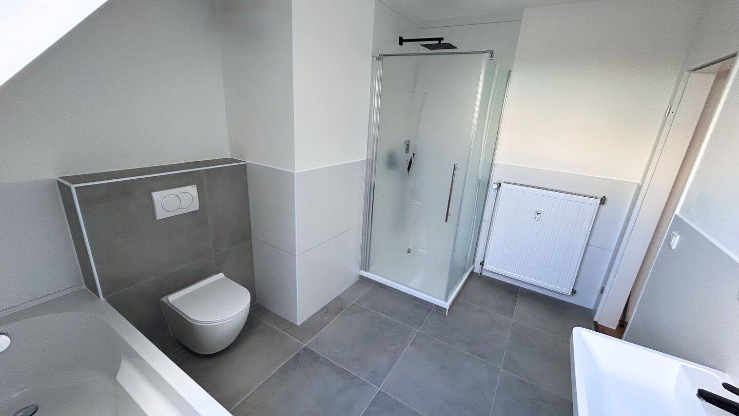 Erstbezug nach Sanierung: 106 m2 Dachgeschosswohnung mit Penthouse-Feeling, Aufzug & Stellplatz, 42653 Solingen (Gräfrath Solingen-Mitte Wald)