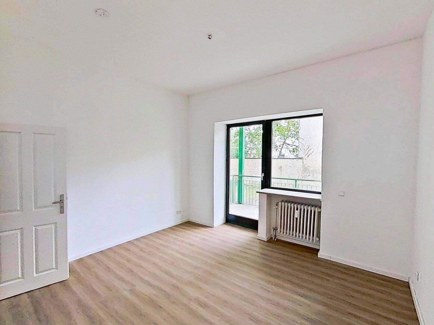Große und vollständig renovierte 2-Zimmer-Wohnung mit BALKON, 86154 Augsburg (Oberhausen)