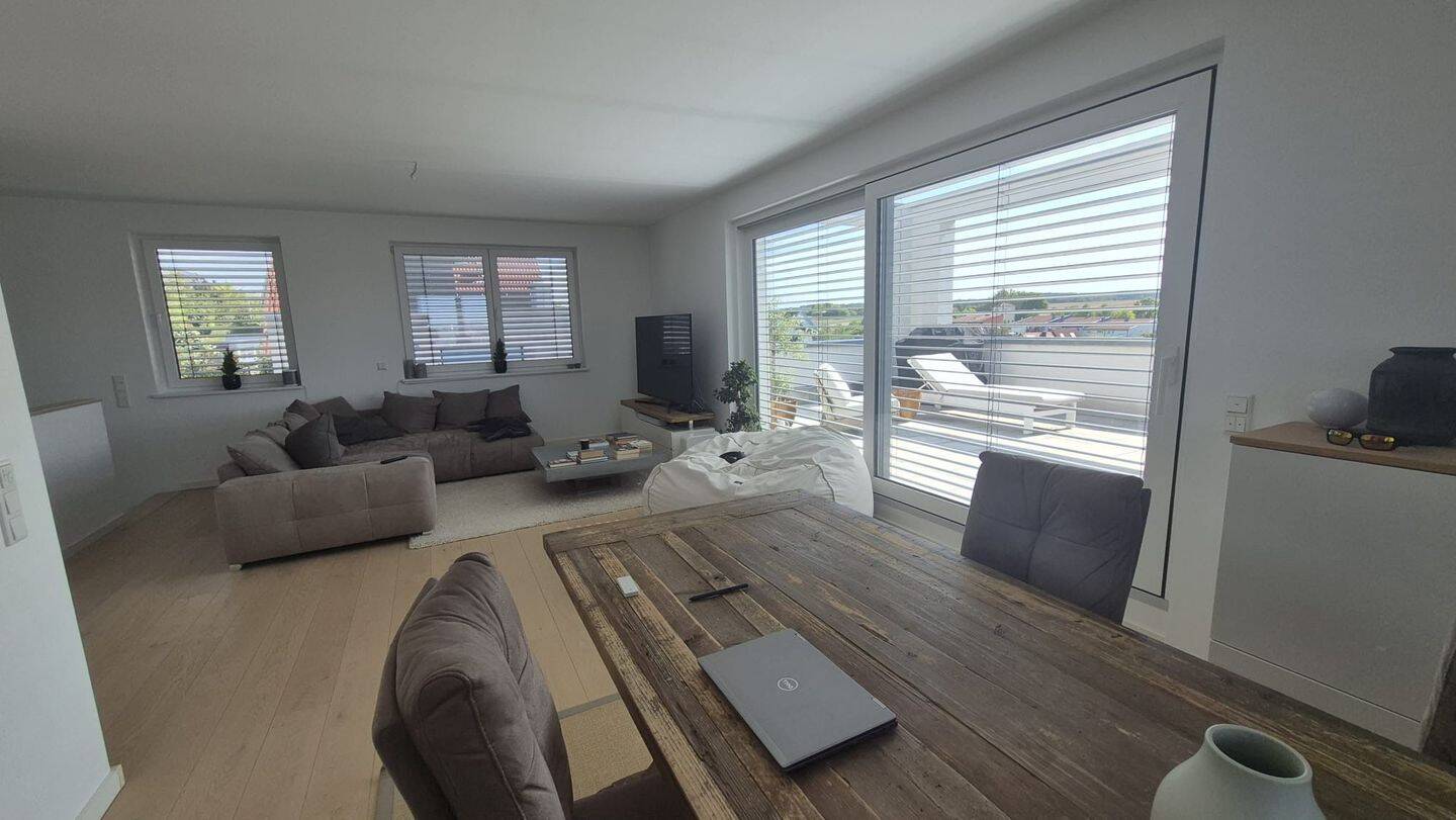 Exklusive, großzügige 5-Zimmer-Maisonette Wohnung mit 36 m² Dachterrasse in Estenfeld, 97230 Estenfeld