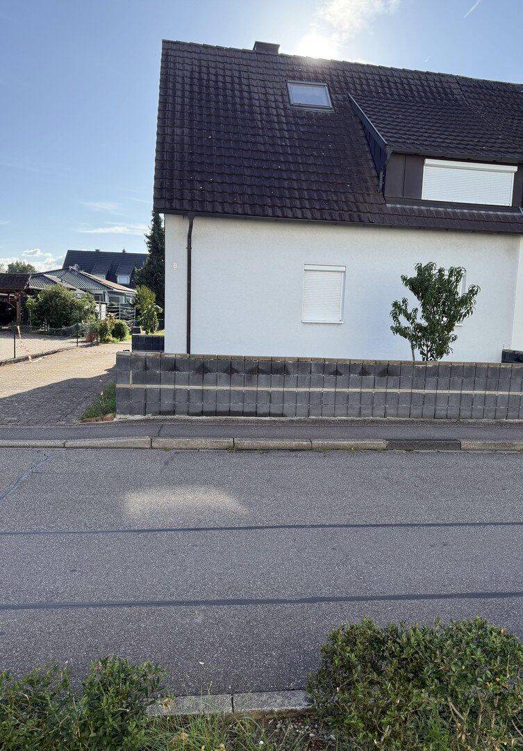 Gepflegte Doppelhaushälfte mit großem 580 m² Grundstück und Carport provisionsfrei bezugsfrei, 79423 Heitersheim