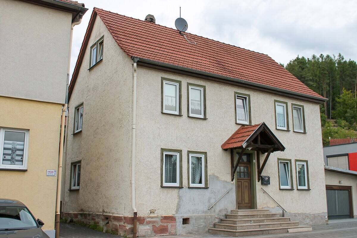 *EFH mit Potenzial in Schmalkalden*8 Zimmer*Garage* *Teilkeller* Wärmepumpe* *provisionsfrei*, 98574 Schmalkalden