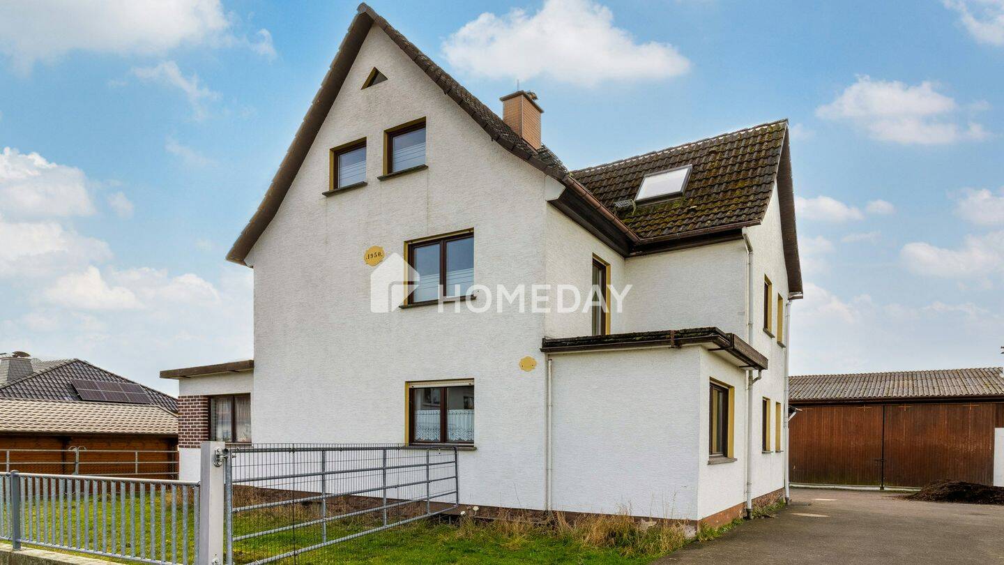 Großzügige Pferde- oder Tierimmobilie mit Hallen, Hof, Balkon & ausgebautem DG, 63699 Kefenrod