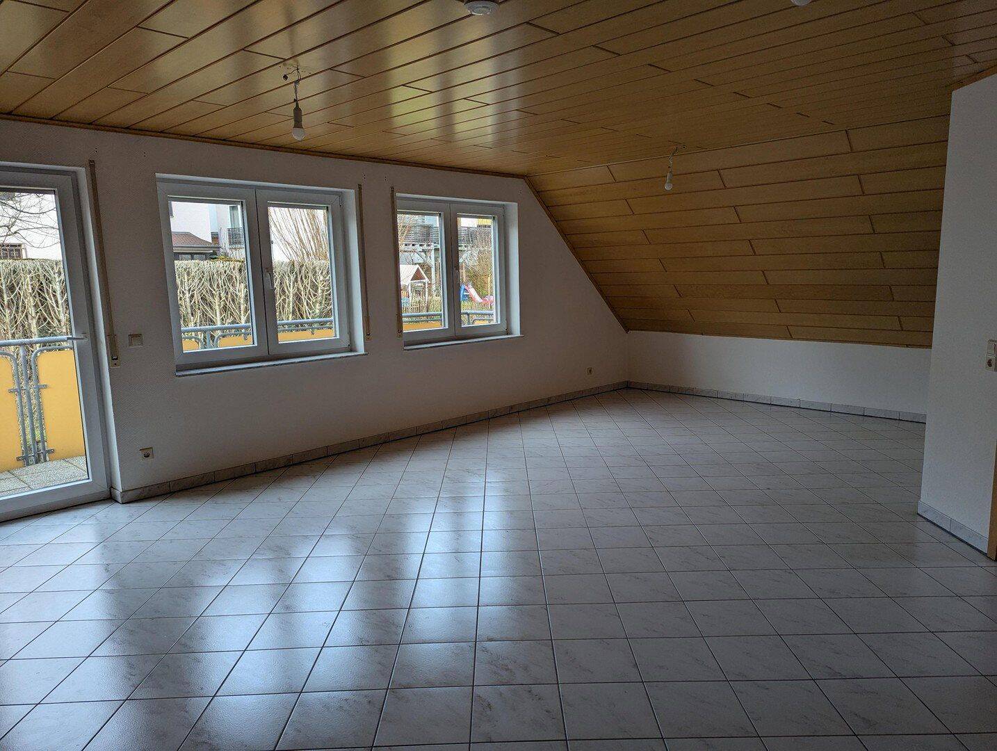Große zentrale Wohnung in Nöttingen, 75196 Remchingen