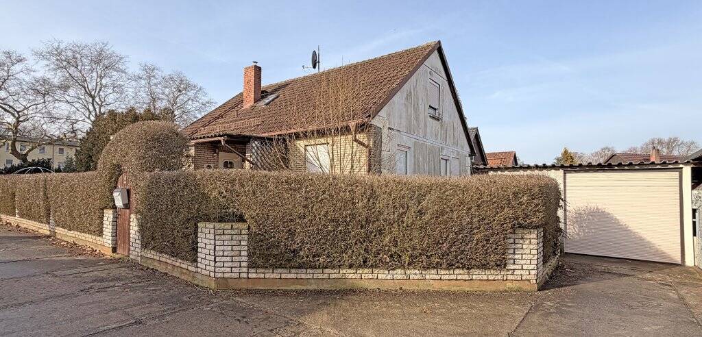 Ein sanierungsbedürftiges Einfamilienhaus mit Garten und Garage, 16225 Eberswalde