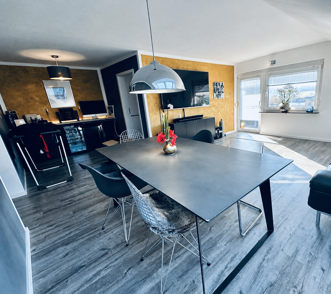 Stilvolle 3-Zimmer-DG-Wohnung mit Süd-Balkon & Garten in Leonberg-Warmbronn, 71229 Leonberg
