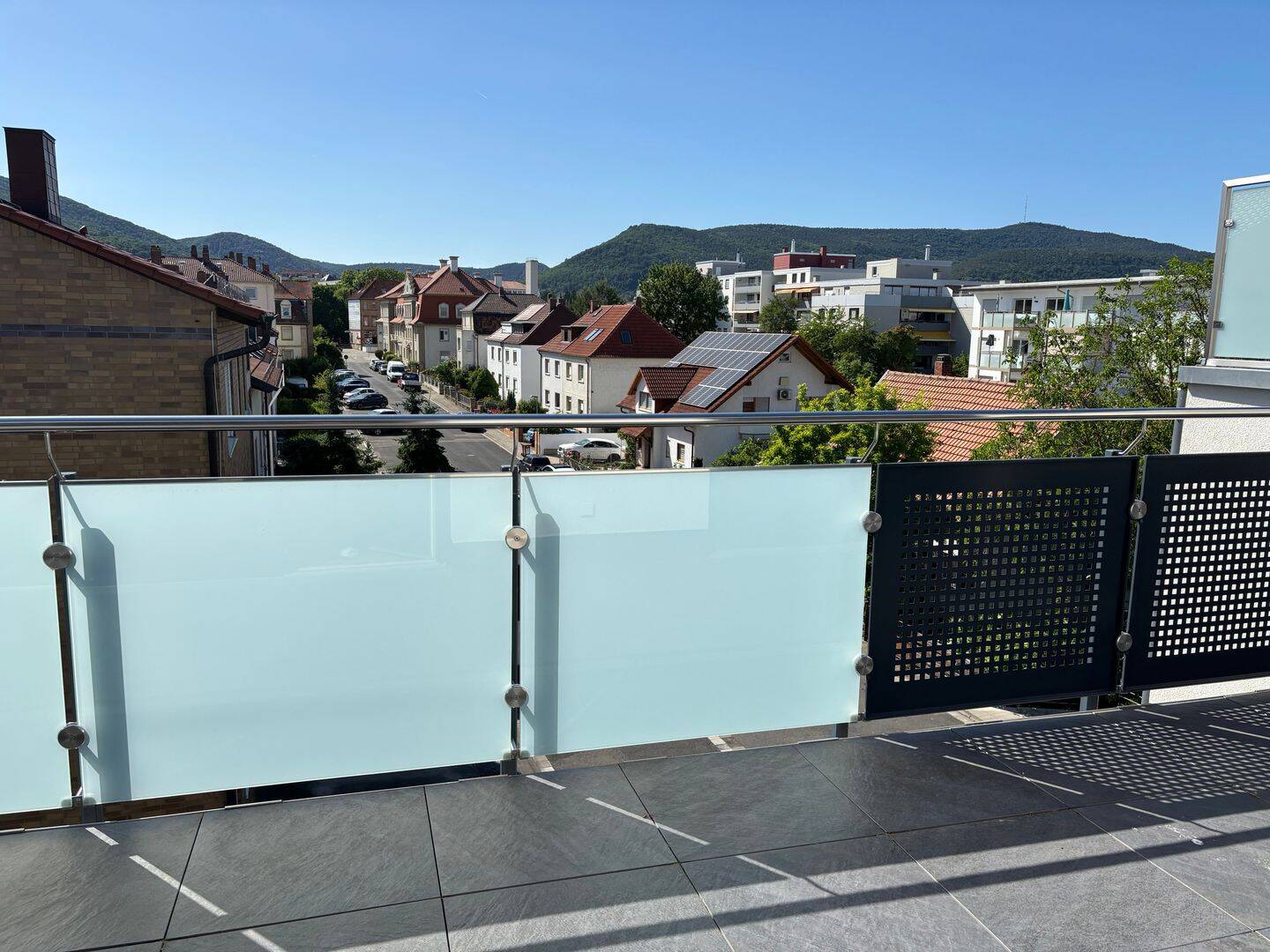 Helle 2-Zi.-Wohnung mit Aussichts-Balkon, Garage & hochwertigen Einbauten, 67433 NW, 67433 Neustadt an der Weinstraße (Haardt Lachen-Speyerdorf Neustadt-Stadt)