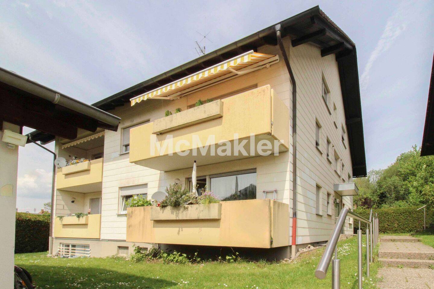 Vermietete 2-Zimmer-Wohnung mit Balkon, Stellplatz und Blick ins Grüne in BAD-Haueneberstein, 76532 Baden-Baden