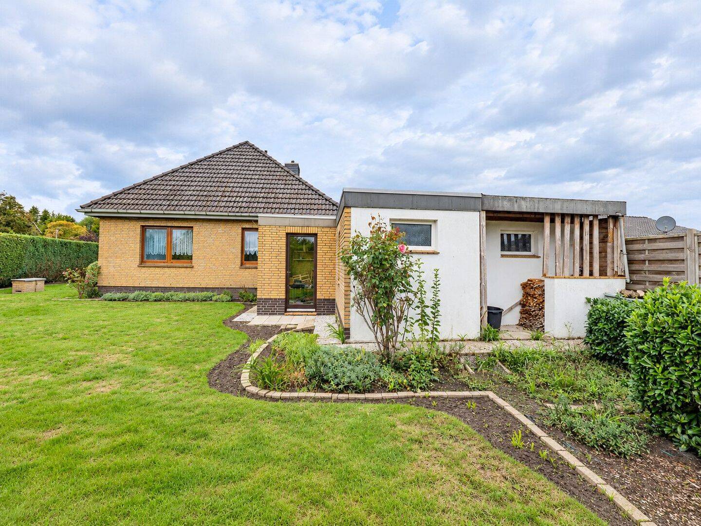 Ein Zuhause zum Wohlfühlen – Bungalow mit Eckgrundstück und Garagen!, 21714 Hammah