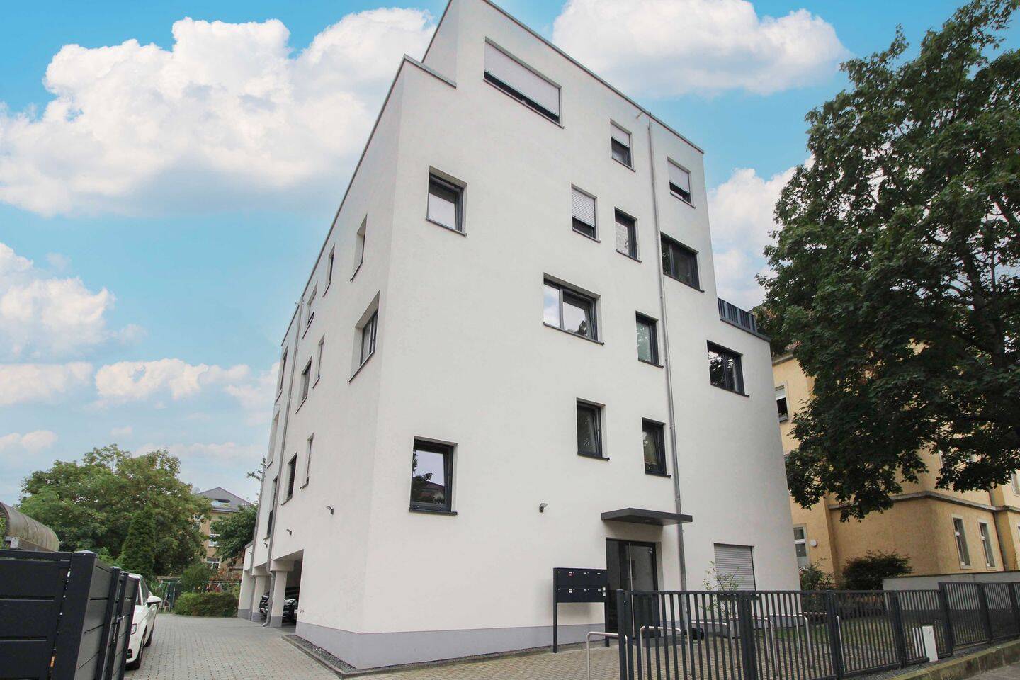 !!!BEZUGSFREI!!! Hochwertig ausgestattete 2-Zimmerwohnung aus 2021 inkl. Carport in Dresden-Cotta, 1157 Dresden