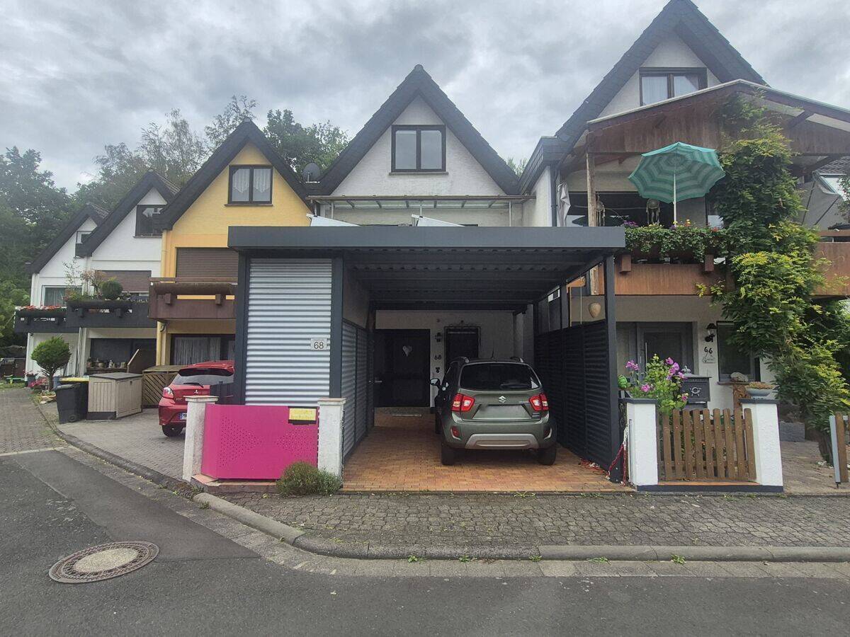 Besonderes Reihenmittelhaus mit zwei Balkonen, Wellnessbereich und Photovoltaik in ruhiger Lage, 63584 Gründau