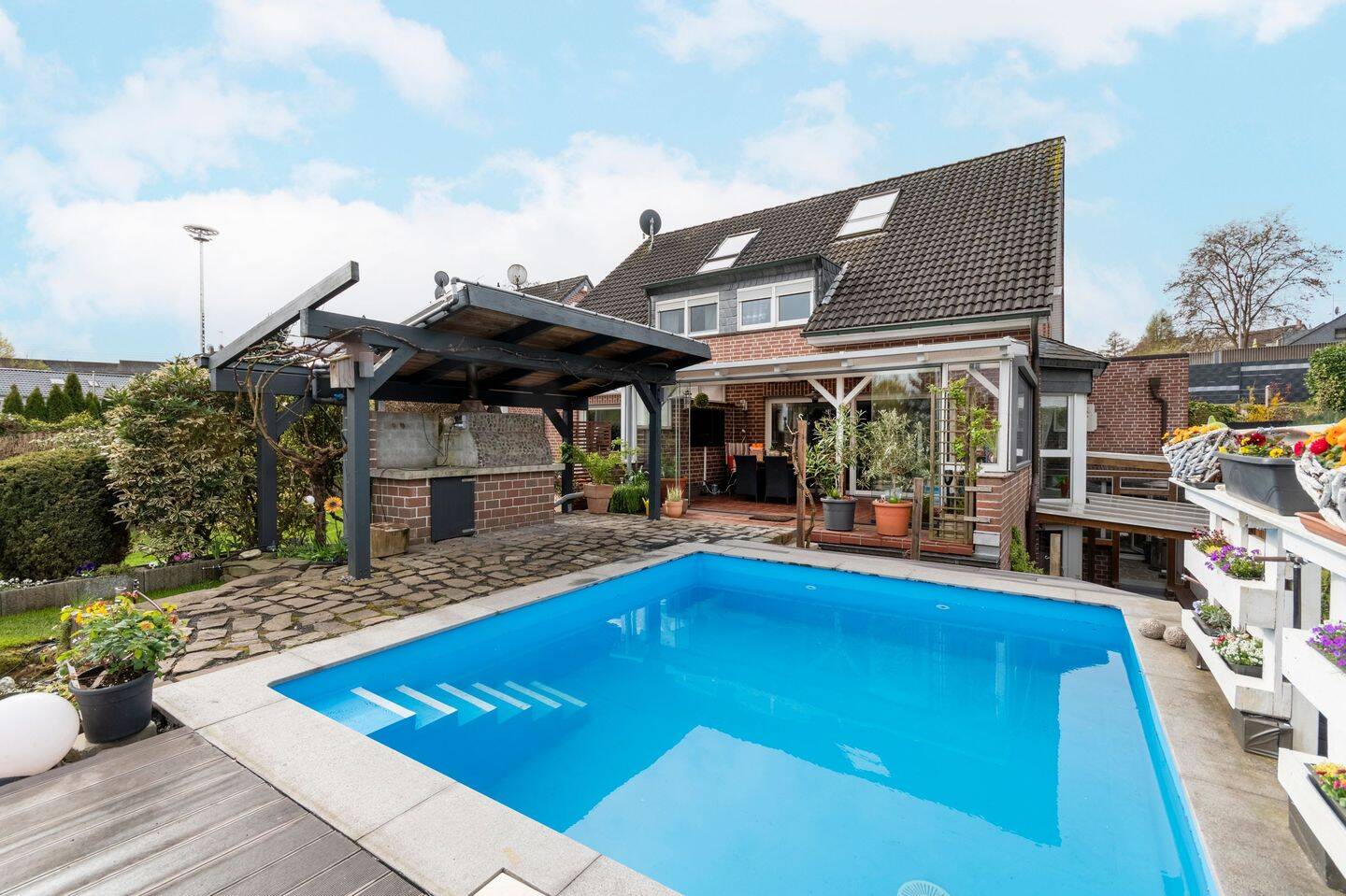 Sommer im Garten und im ?? – gehobene DHH mit viel Platz (210m²), blauem Pool, Wintergarten, WP & PV, 45472 Mülheim an der Ruhr (Heißen Heißen-Fulerum Holthausen Mitte-Ost Winkhausen)