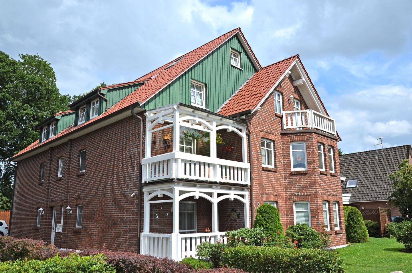 Vermietung einer außergewöhnlichen Dachgeschoss-Wohnung mit Loggia, Carport, ausgebautem Dachstudio mit Ankleide u. Einbauküche in Bad Zwischenahn, 26160 Bad Zwischenahn