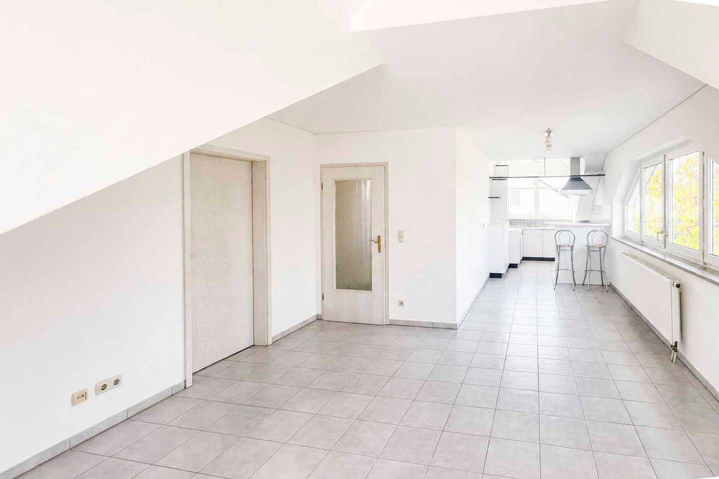 Lichtdurchflutete 2-Zimmer-Dachgeschosswohnung in grüner Wohnlage von Waldperlach, 81739 München (Ramersdorf-Perlach)