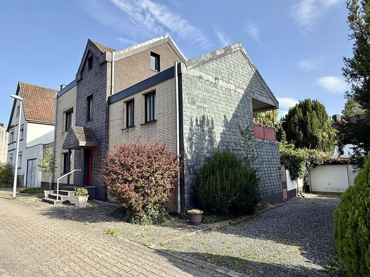 Fröndenberg-Mitte: Großzügiges Wohnhaus mit Doppelgarage – ideal zur individuellen Gestaltung!, 58730 Fröndenberg/Ruhr