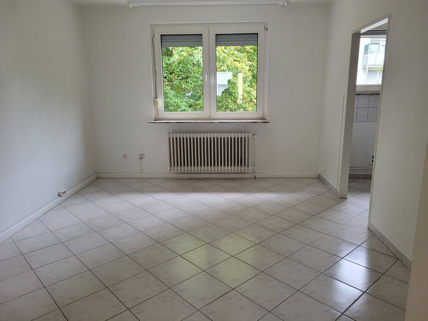 Helle 2 Zimmerwohnung mit Tageslichtbad in zentraler Lage, 60435 Frankfurt am Main