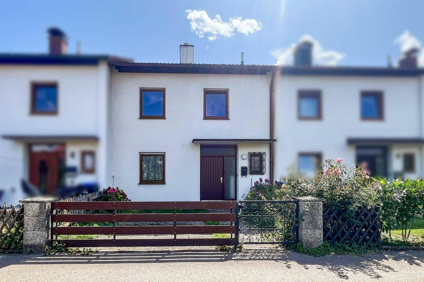 Familienglück mit Potenzial – Reihenmittelhaus mit kleinem Garten und Einzelgarage in Rosenheim, 83024 Rosenheim (Fürstätt Ost Süd West Westerndorf Sankt Peter)