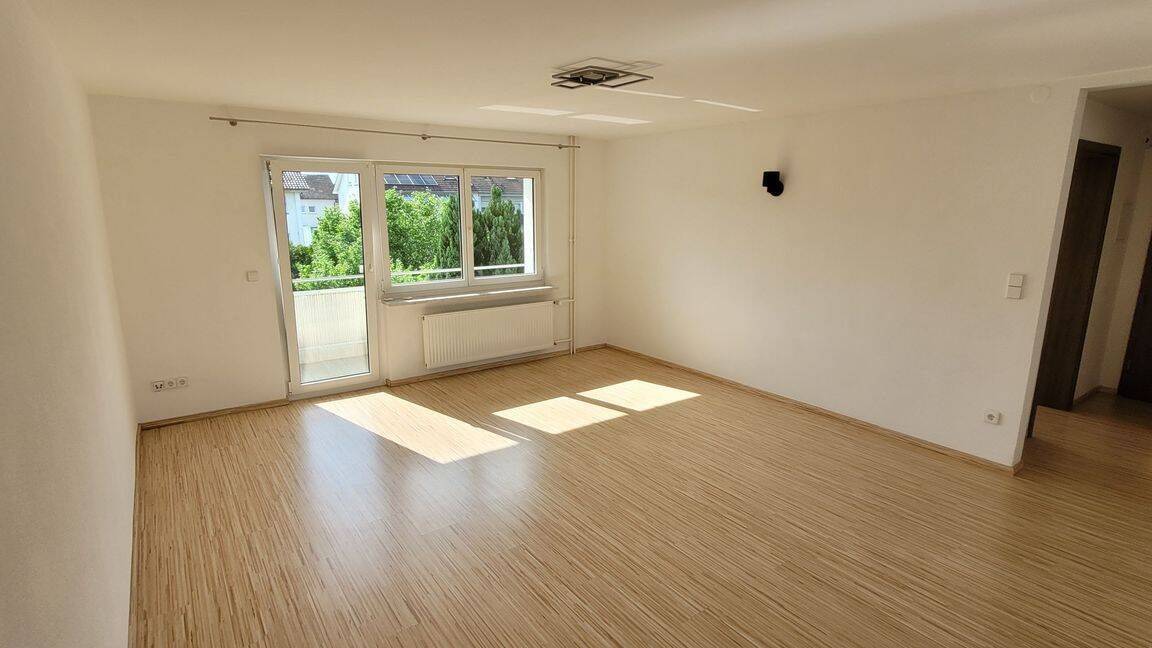 Hochwertige 2.5 Zi-Whg. mit grossem Balkon, gehobene Ausstattung, 72 qm, ruhige Lage, 1. OG (inkl. Strom, WLAN, Heizung, Waschm. & Trockner !!), 78224 Singen (Hohentwiel)