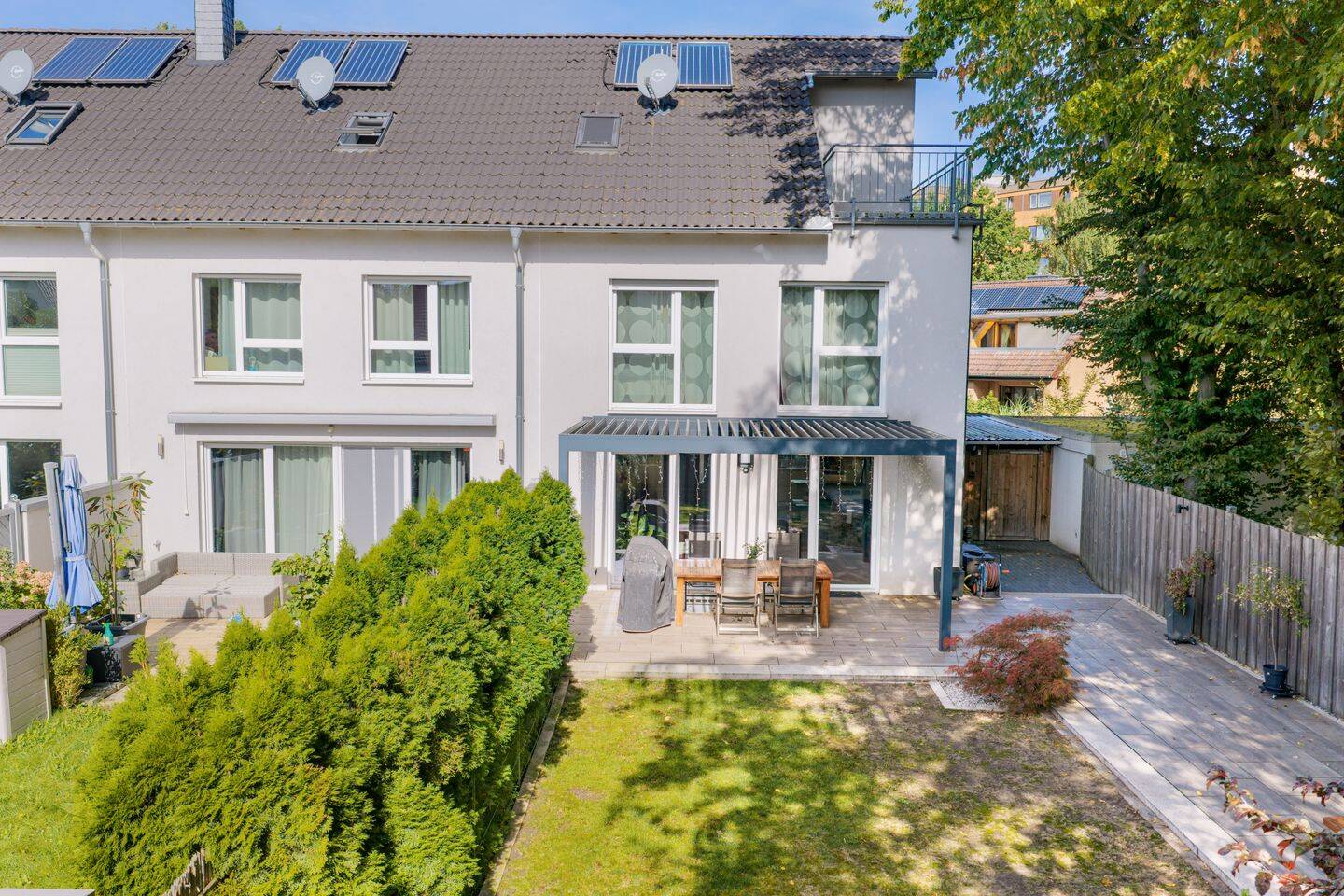 ANKOMMEN. ZUHAUSE SEIN. Gepflegtes Reihenendhaus mit Garten, Balkon und Garage in Bothfeld, 30659 Hannover