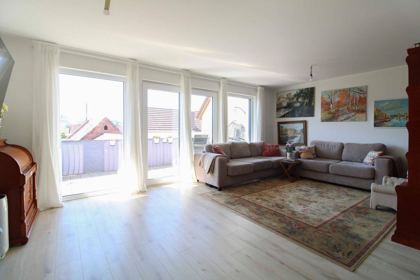 Neuwertige Etagenwohnung mit Balkon, 2 Carport – Stellplätzen & Wärmepumpe – Wohnkomfort in Goldbach, 63773 Goldbach