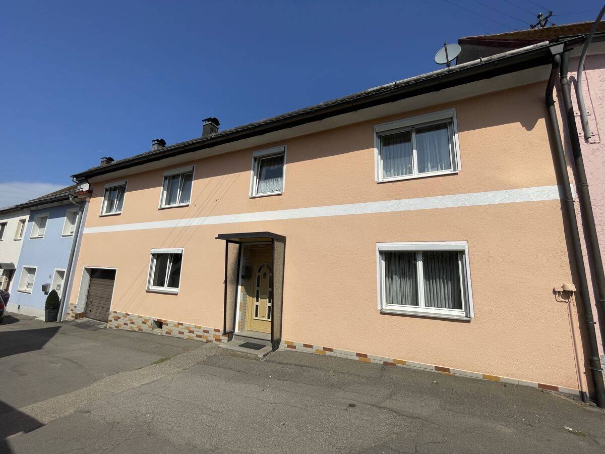 Gemütliches Reihenhaus mit geschütztem Garten, Balkon und Garage, 92714 Pleystein