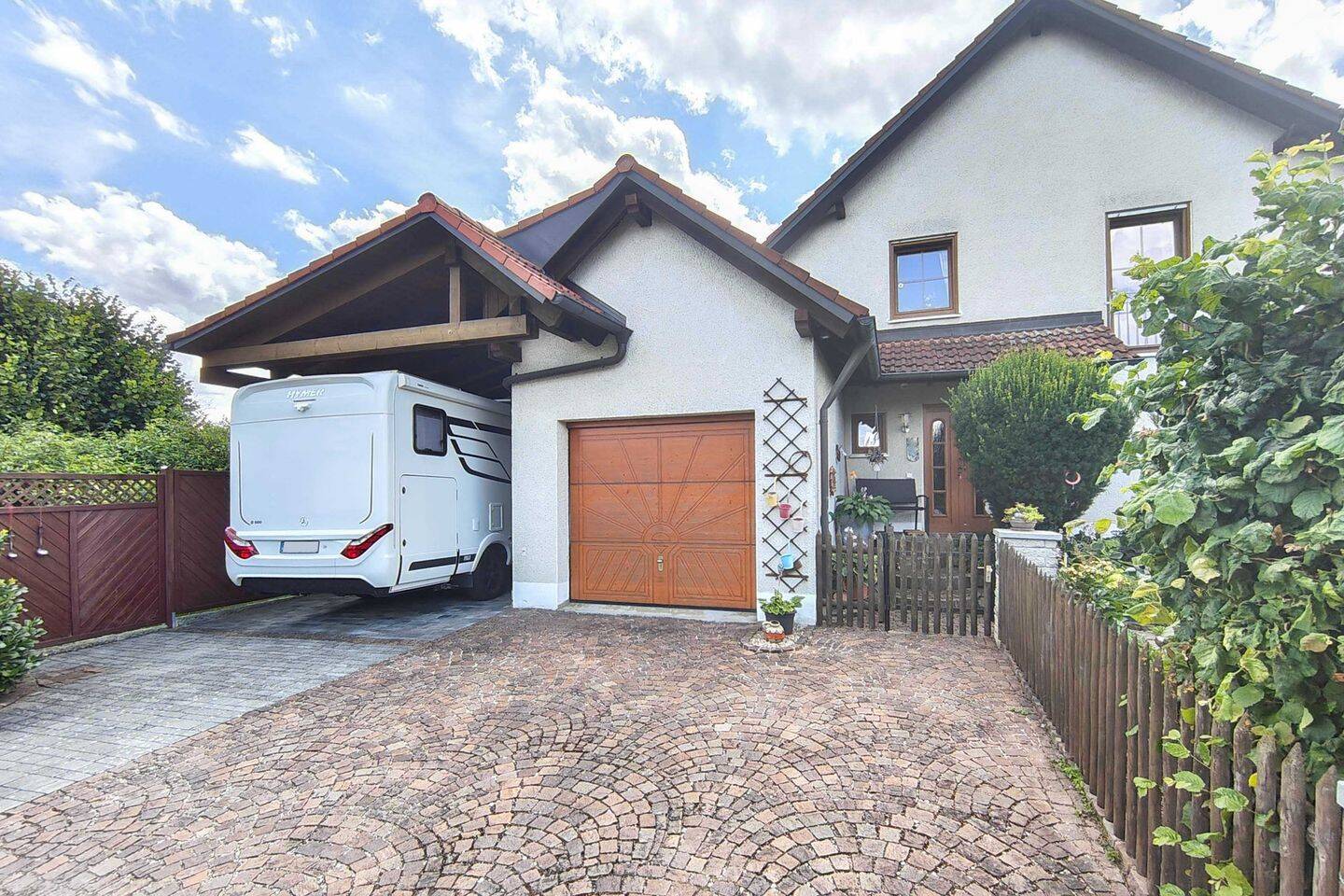 Modernisierte Doppelhaushälfte mit sonnigem Garten, 84079 Bruckberg