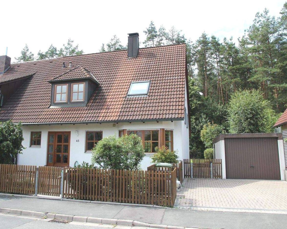 Ansprechende Doppelhaushälfte mit Einzelgarage in ruhiger und schöner Waldrandlage, 90607 Rückersdorf