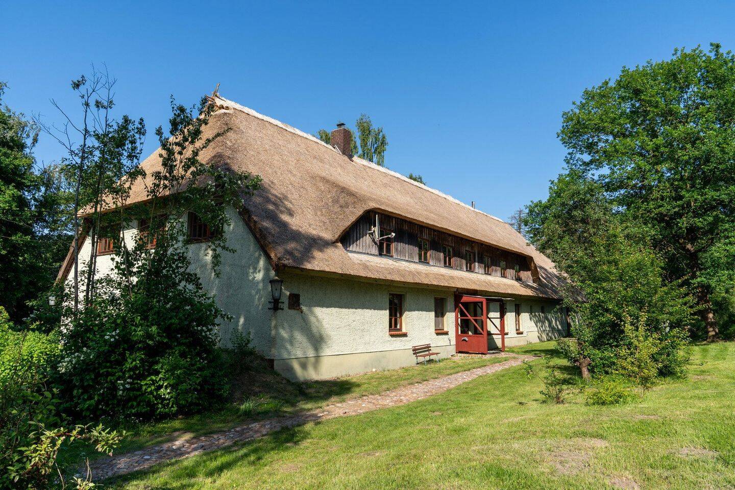 Landhaus unter Reet, teilsaniert, am See, Gästewohnung, Stallungen, Weiden und Wald., 19406 Witzin