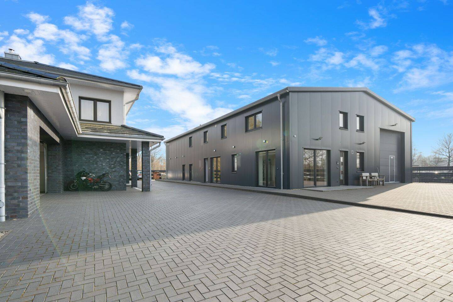 Wohnen und Arbeiten perfekt kombiniert – hochwertiges Haus mit modernem Betriebsgebäude, 24537 Neumünster (Böcklersiedlung Faldera Gartenstadt)
