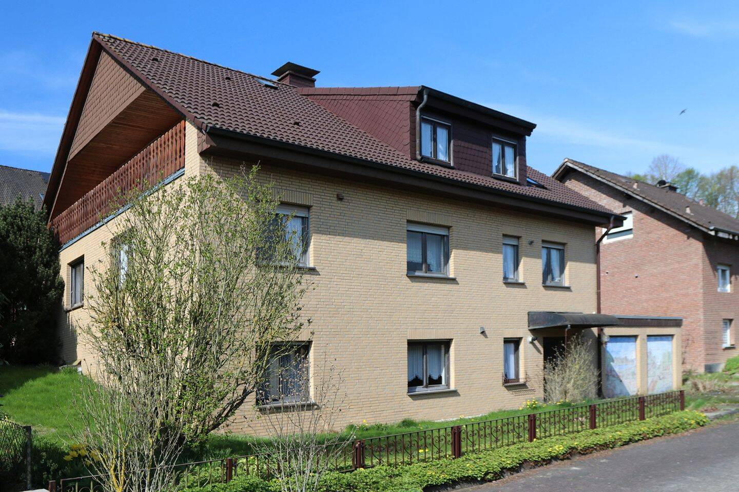 Eine exklusive Erdgeschosswohnung mit einem Wintergarten, einer Fußbodenheizung u. einer Einbauküche, 33142 Büren