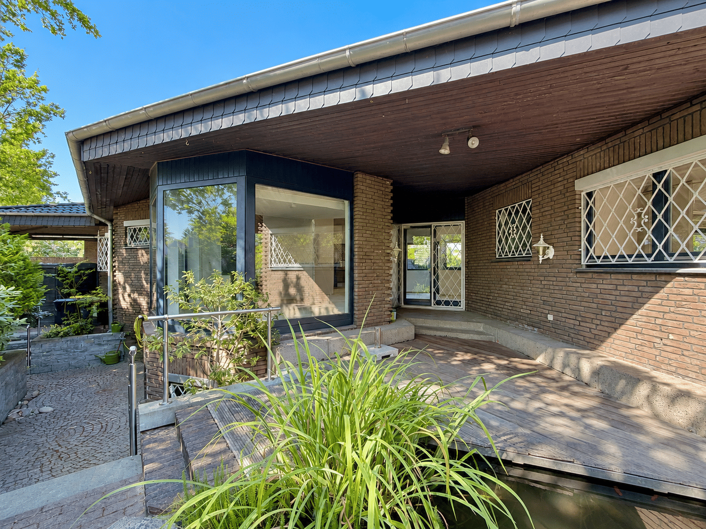 Architekten-Bungalow als Gartenhofhaus – besondere Raumarchitektur und private Gartenbereiche nahe dem Misburger Wald, 30629 Hannover