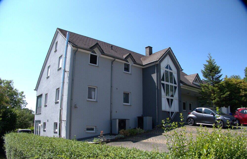 Attraktive 3-Zimmer-Wohnung mit ausgebautem Dachboden und zwei Stellplätzen in ruhiger Lage von Bitburg-Stahl, 54634 Bitburg