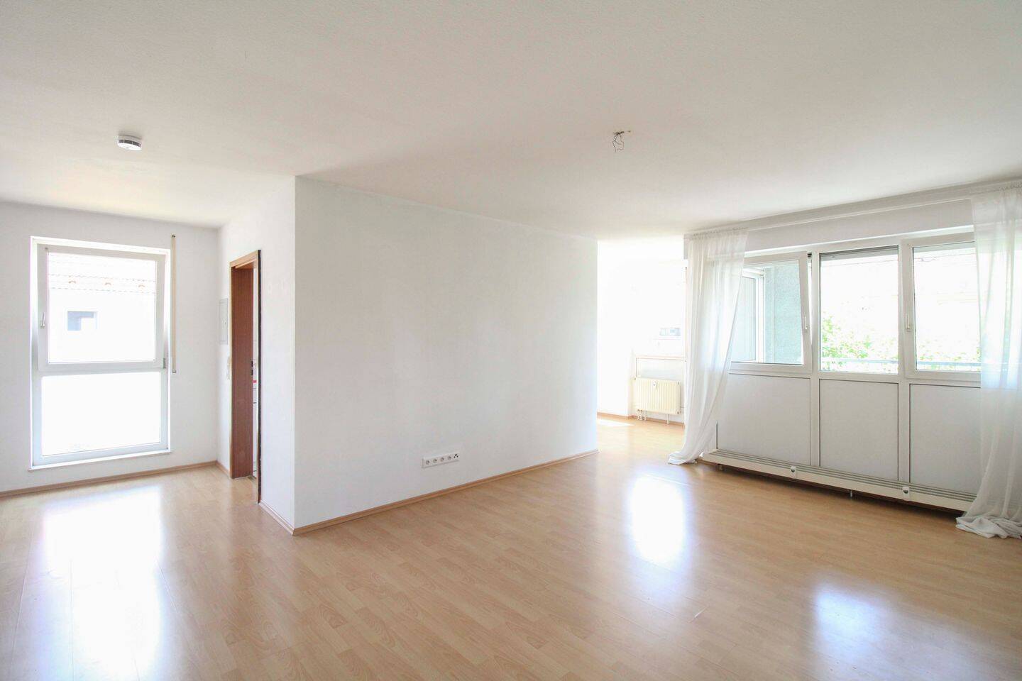Sofort bezugsfrei: Gepflegte 2,5-Zimmer-Wohnung mit überdachtem Balkon und Tiefgaragenstellplatz, 71636 Ludwigsburg