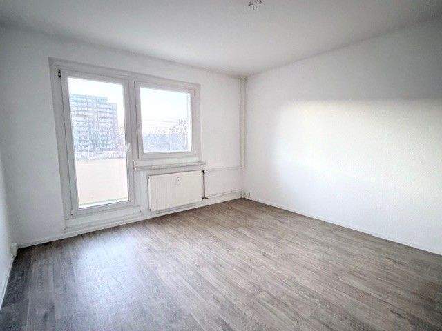 ** charmante 3 Raum mit Balkon in ruhiger Lage im 2. OG **, 8529 Plauen