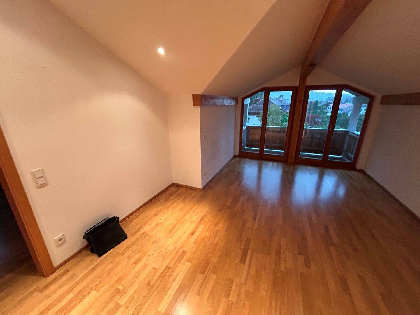 Moderne 2 Zimmer Dachgeschosswohnung mit 2 Balkonen und Einbauküche, 83115 Neubeuern