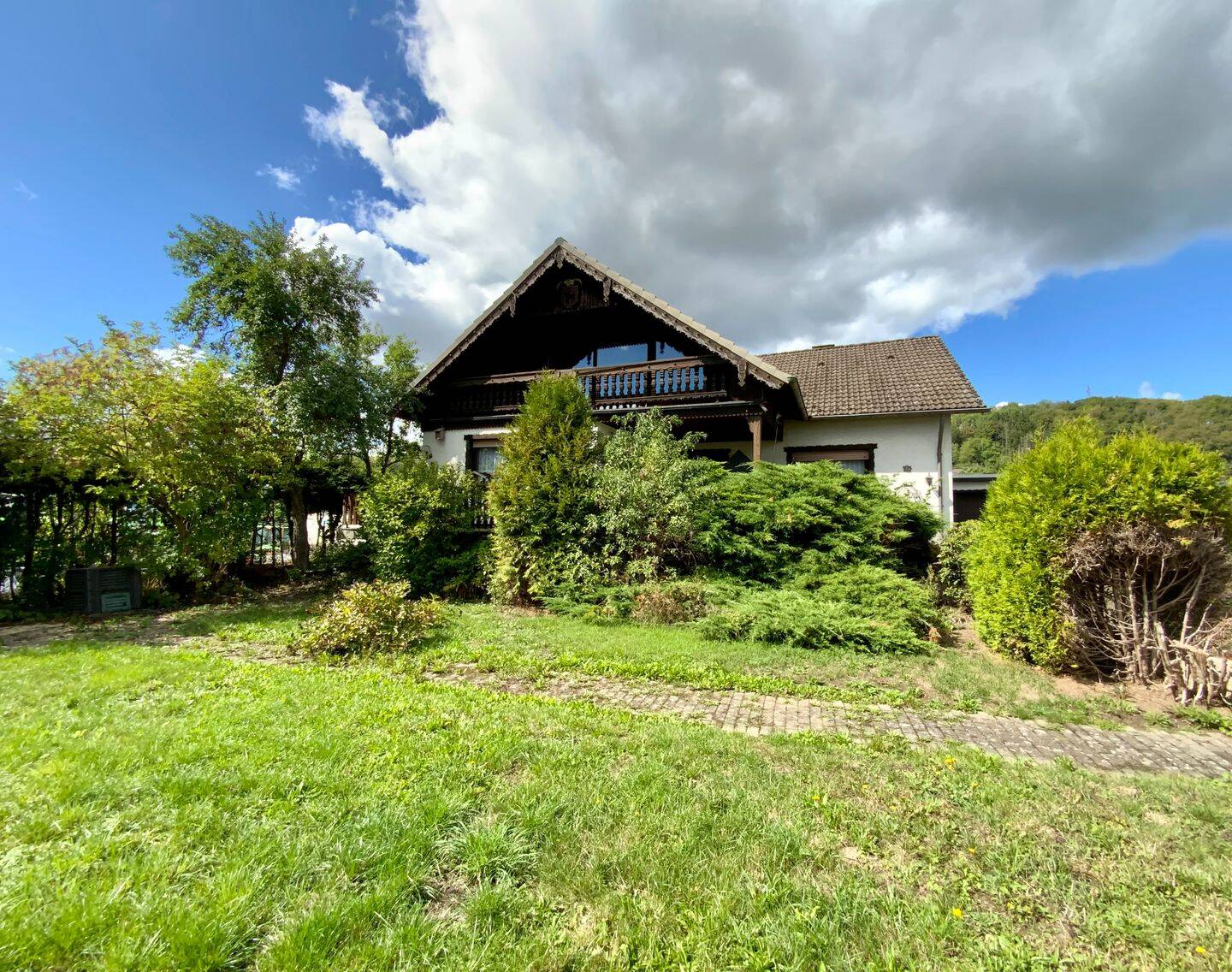 Geräumiges Einfamilienhaus mit Garage / Nebengebäude und Grundstück in Zentraler Lage von Schönecken., 54614 Schönecken
