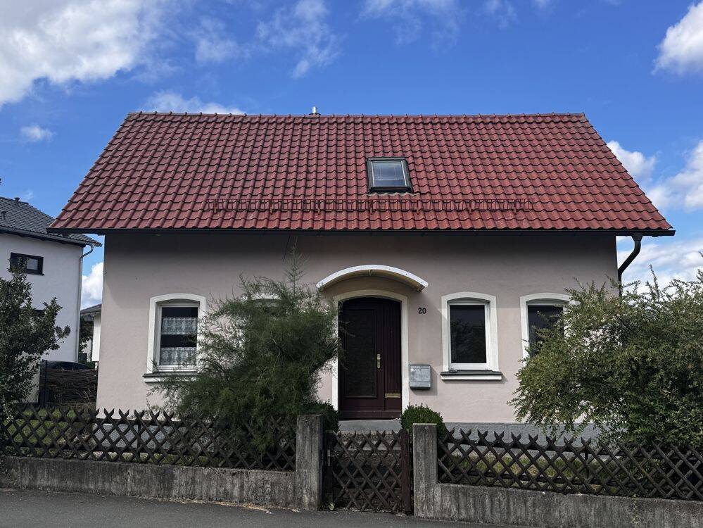 Ein Haus, viele Möglichkeiten – großzügiges Ein-/Zweifamilienhaus in Coburg-Scheuerfeld, 96450 Coburg