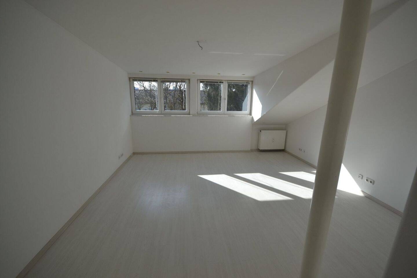 Charmante 2-Zimmer-Wohnung über den Dächern Münchens, 81737 München (Ramersdorf-Perlach)