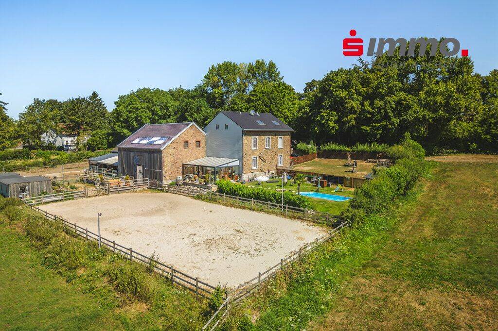 Zweifamilienhaus mit privilegierter Pferdepension auf großem Grundstück mit Stallungen und Reitplatz, 52076 Aachen