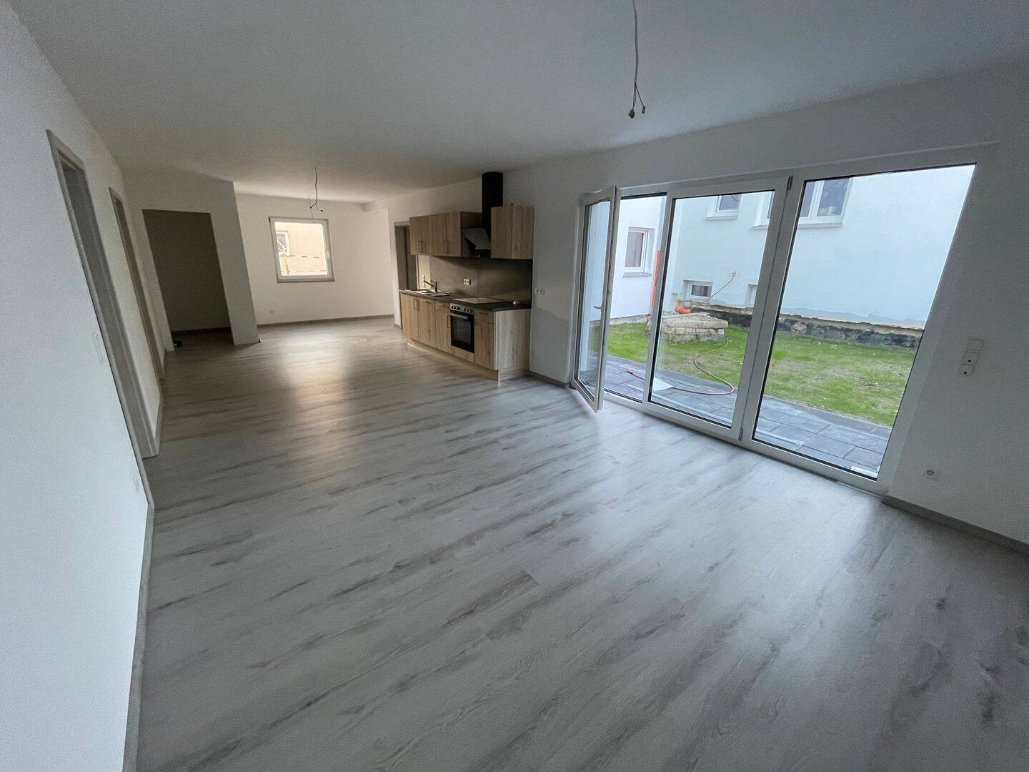 Neuwertige Erdgeschosswohnung mit Garten, 91085 Weisendorf