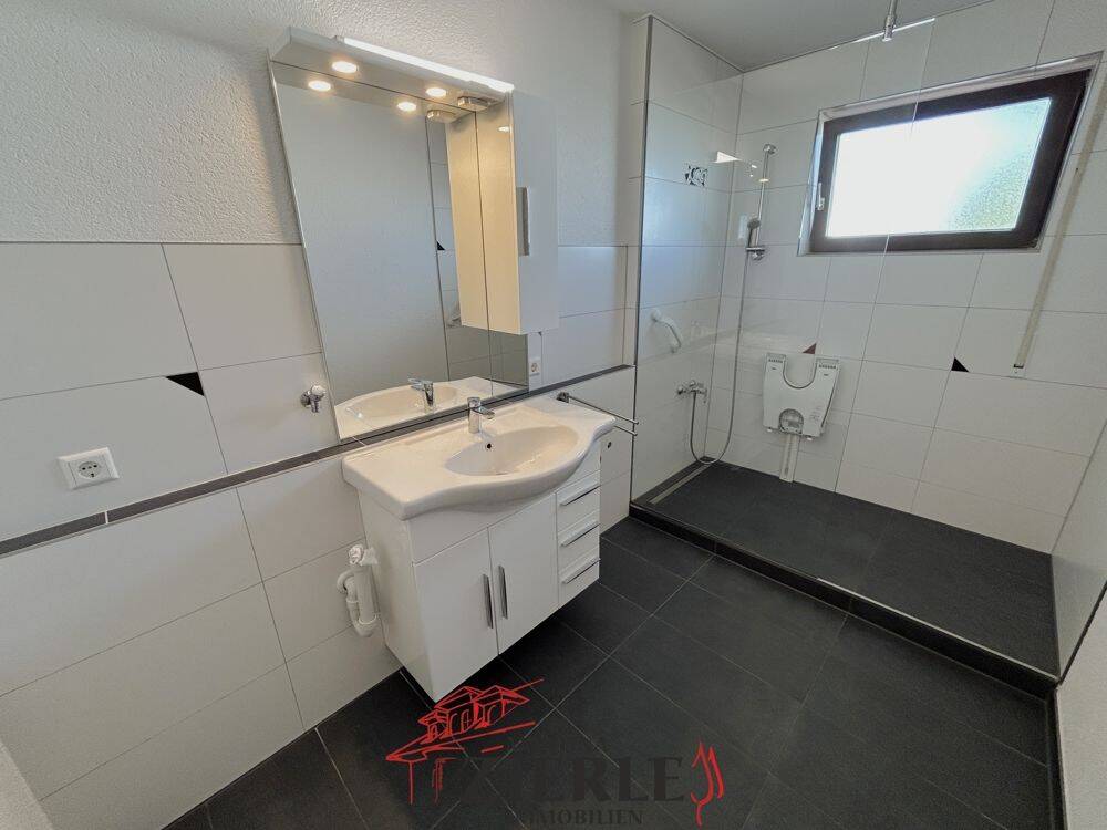 3-Zimmer-Wohnung mit einem sonnigen Balkon, modernem Badezimmer, Aufzug und einem Außenstellplatz!, 73035 Göppingen