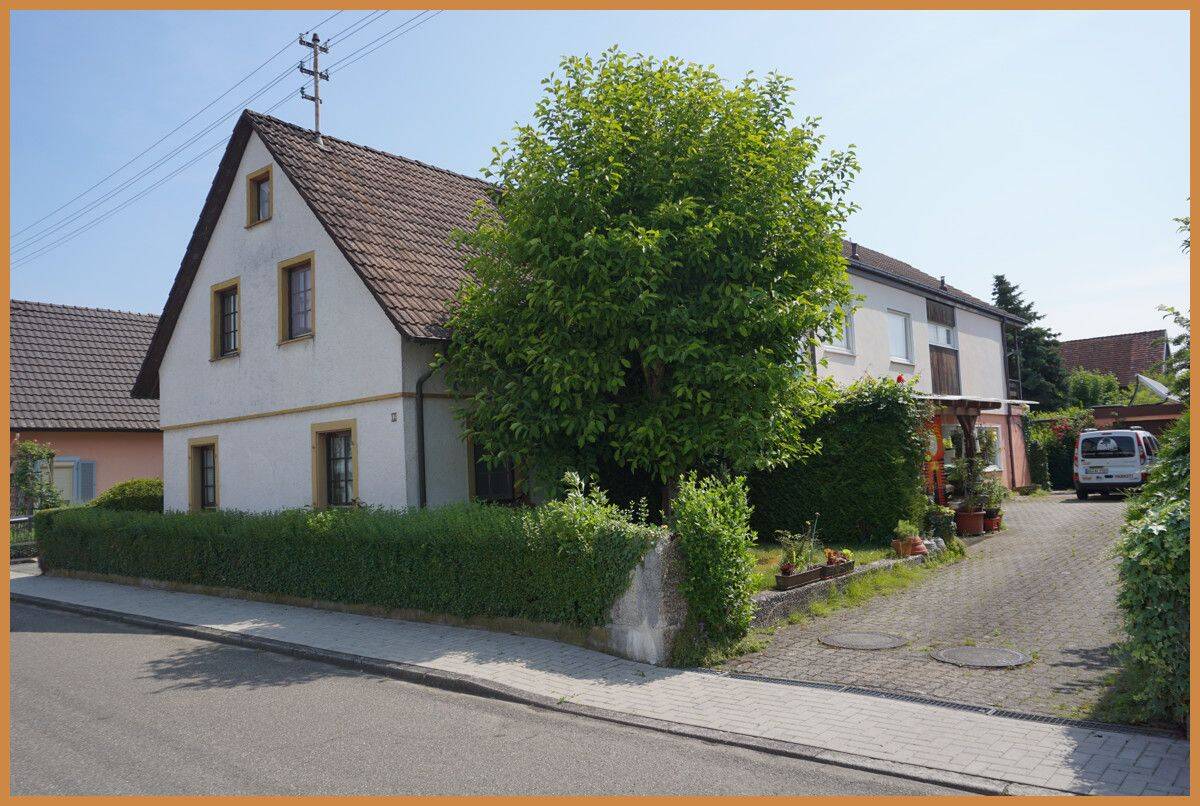 Zwei Häuser – zahlreiche Möglichkeiten: Großzügiges Anwesen mit herrlichem Garten und Garagen, 77743 Neuried