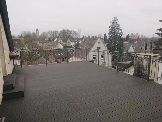 Charmante 2-Zimmer-Dachgeschosswohnung mit großer Dachterrasse und traumhaftem Weitblick in Solingen, 42719 Solingen (Gräfrath Merscheid Solingen-Mitte Wald)