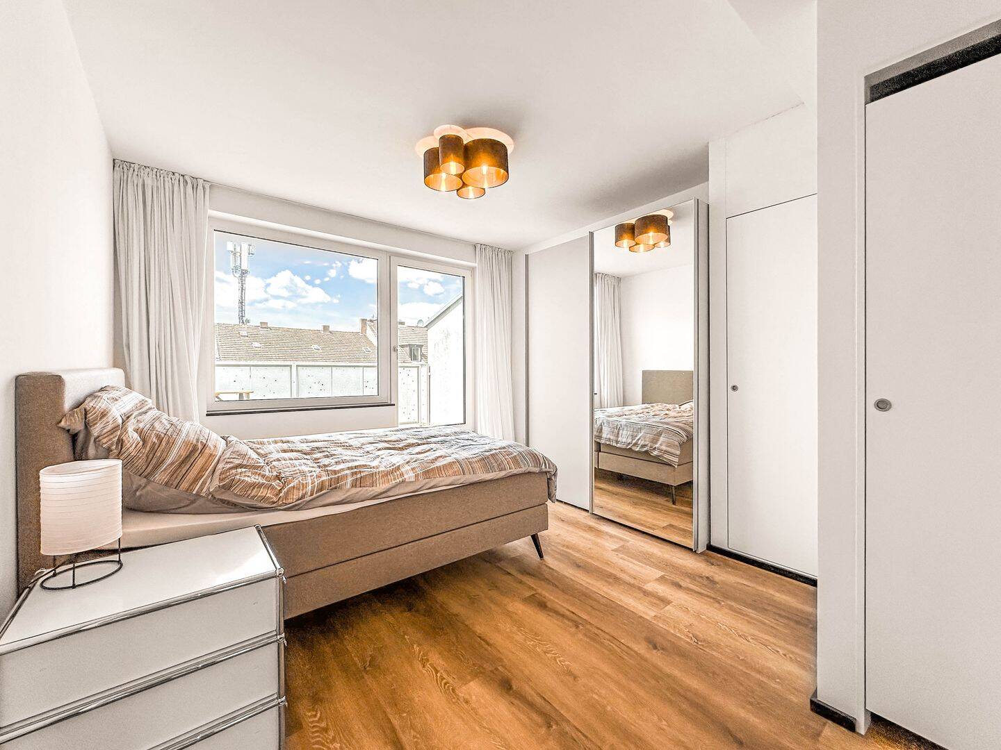 Hochwertig möblierte 2-Zimmer-Dachgeschosswohnung mit zwei Dachterrassen, 40211 Düsseldorf (Pempelfort Stadtmitte)