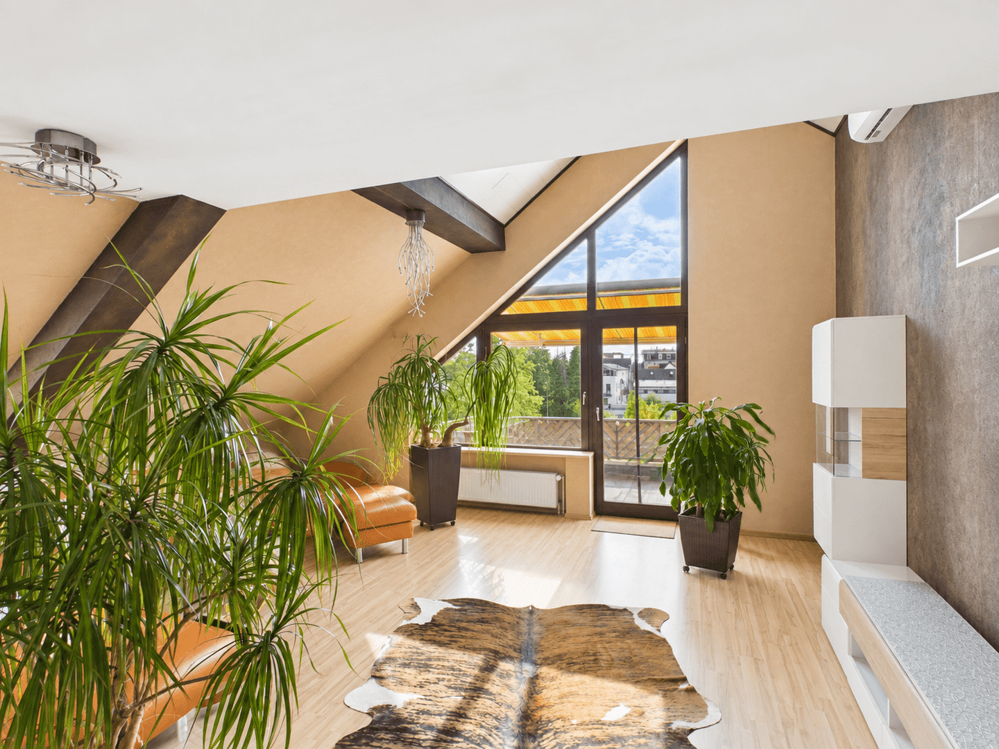 Über den Dächern – großzügige Maisonette mit Panoramafenster und Südbalkon, 65439 Flörsheim am Main