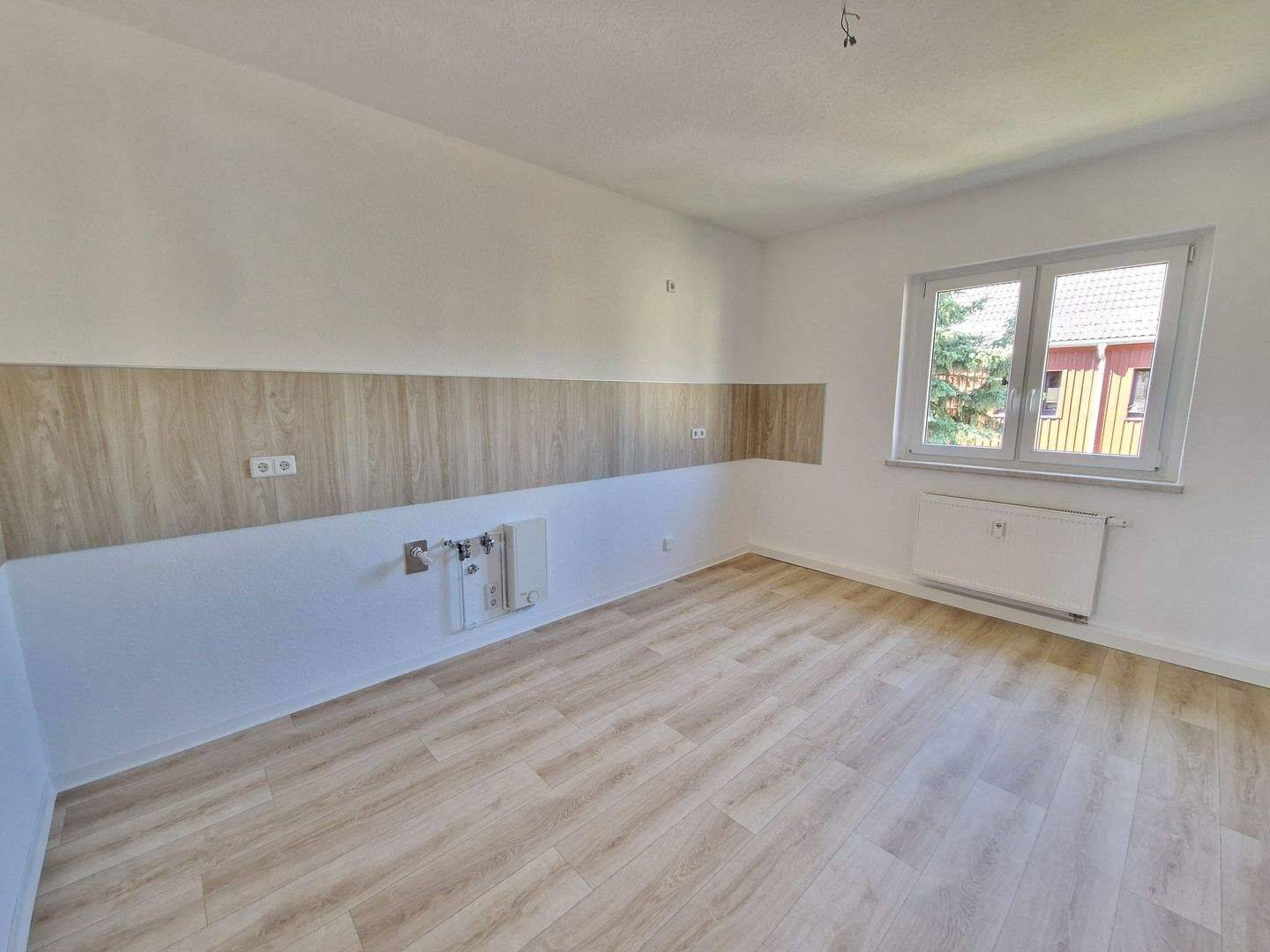 ALTBAUWOHNUNG mit großer Küche – Küche und Bad mit Fenster, 9557 Flöha