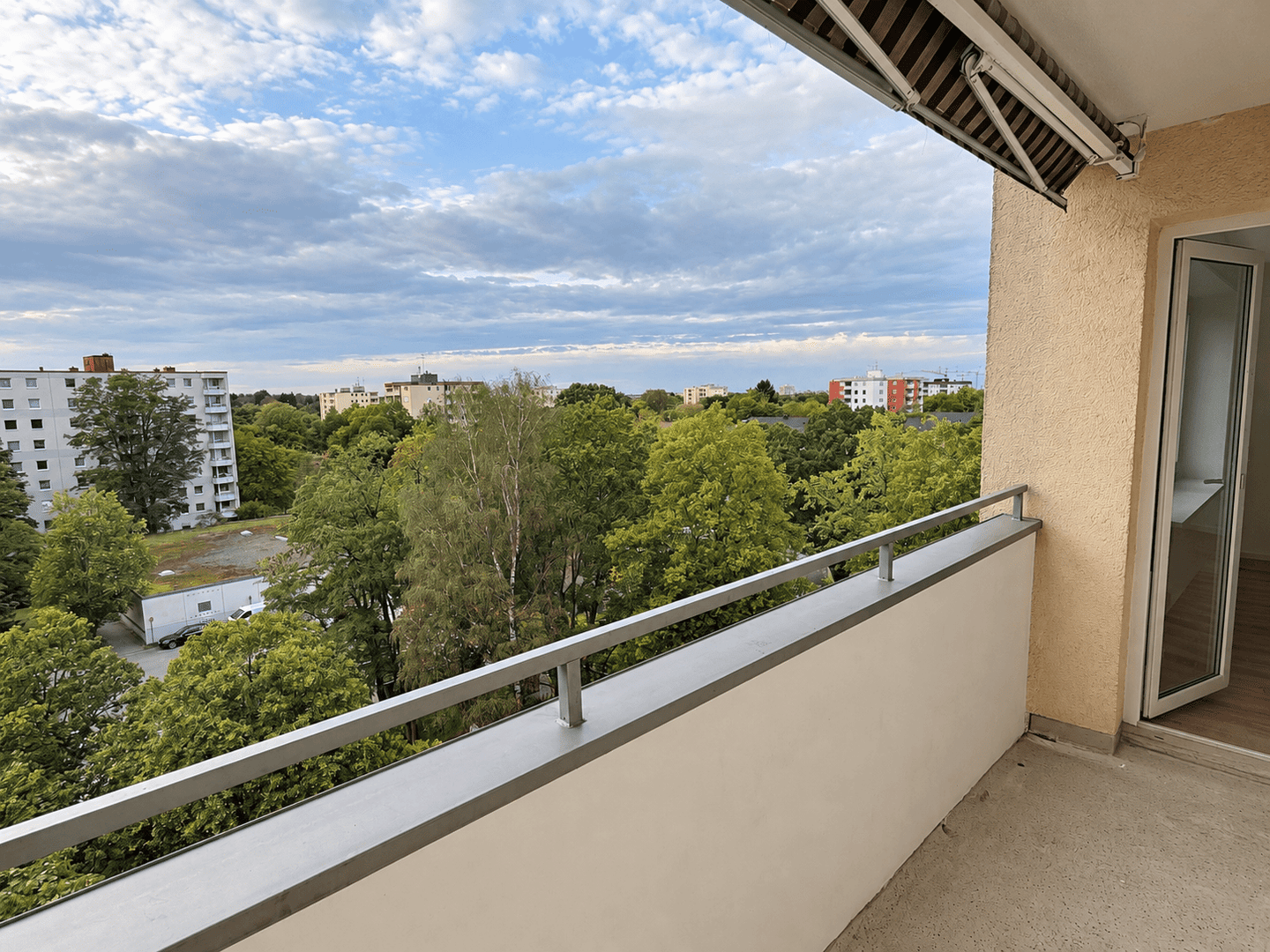 Frisch renovierte 3-Zimmer-Wohnung mit Westbalkon und traumhaftem Weitblick, 81475 München (Thalk. Obersendl.-Forsten-Fürstenr.-Solln)